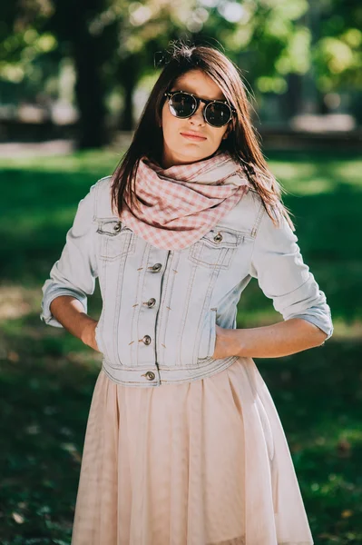 Portrait magnifique de fille dans le parc — Photo