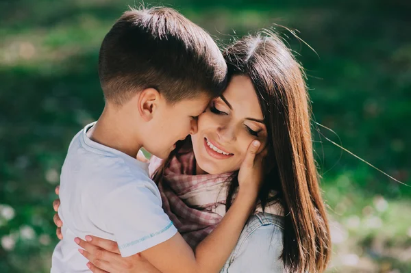 Mãe feliz brincando com seu filho — Fotografia de Stock