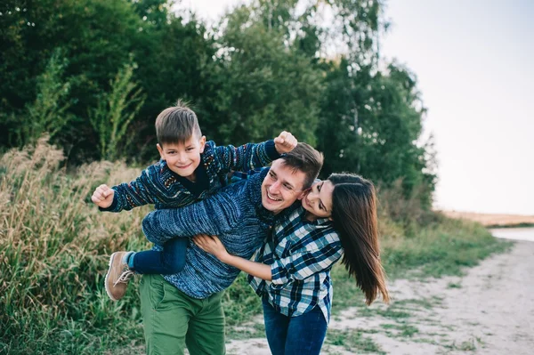 Young family posing near the lake — Stock Photo, Image
