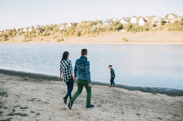 年轻的家庭构成附近的湖 — 图库照片