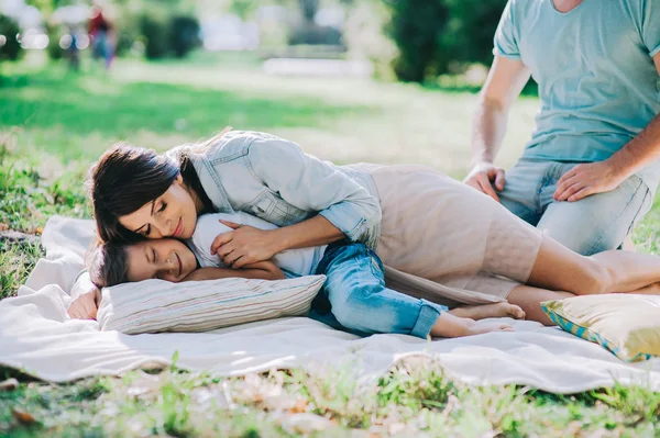 Adorable familia joven — Foto de Stock