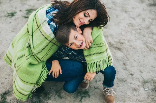 Щаслива мати грає зі своїм сином — стокове фото