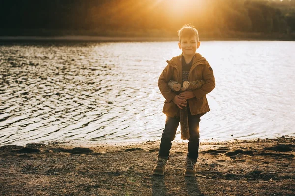 Liten pojke på sjön — Stockfoto