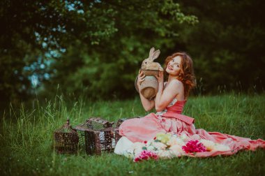 tavşan ile güzel kızıl saçlı kız