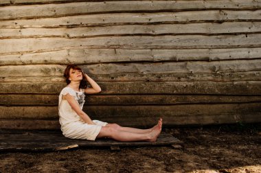 Kızıl saçlı güzel kız.