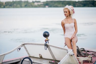 Yatta oturan genç sarışın kadın