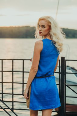 güzel sarışın kız izlerken günbatımı