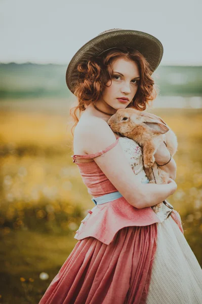 Linda menina ruiva com coelho — Fotografia de Stock