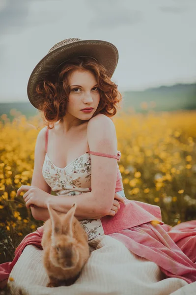 Linda menina ruiva com coelho — Fotografia de Stock