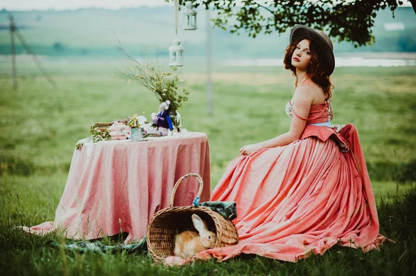 Linda menina ruiva com coelho — Fotografia de Stock