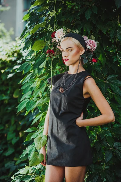 Giovane ragazza bionda in abito scuro — Foto Stock