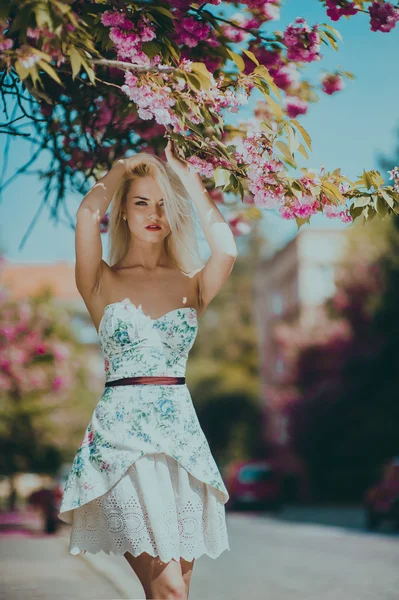 Menina loira bonita no jardim — Fotografia de Stock