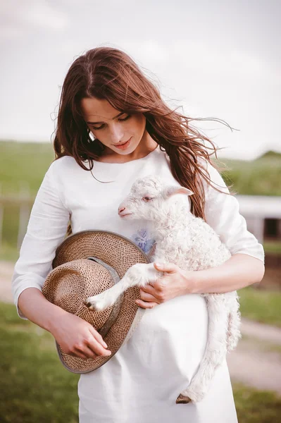 Ragazza in abito con agnello — Foto Stock