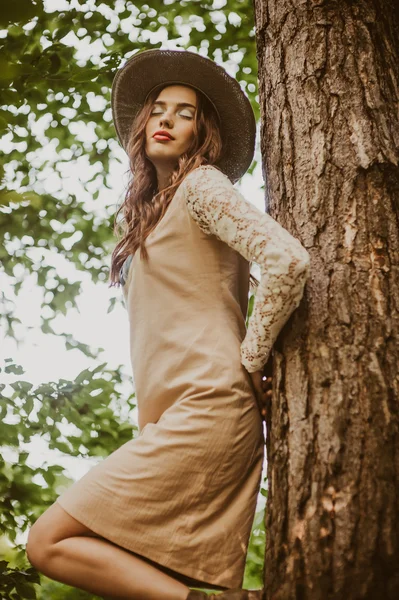 Hermosa joven en el bosque — Foto de Stock