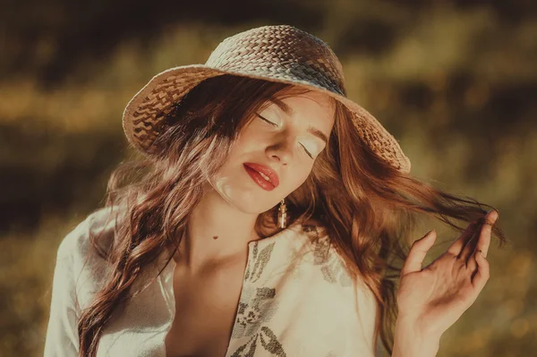 Retrato de una hermosa joven — Foto de Stock