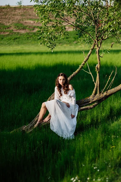 Молодая брюнетка в белом платье — стоковое фото