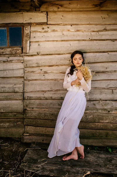 Lockande brunett flicka i vit klänning — Stockfoto