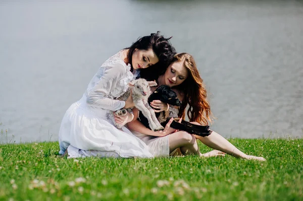 Duas meninas no lago — Fotografia de Stock