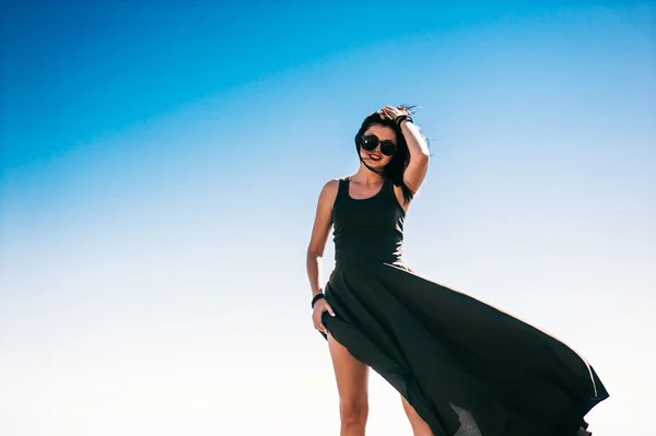 Hermosa chica en negro vestido largo — Foto de Stock