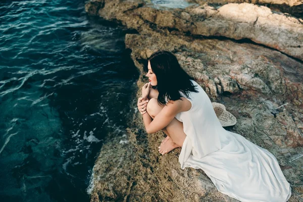 Vacker flicka slappnar nära havet — Stockfoto