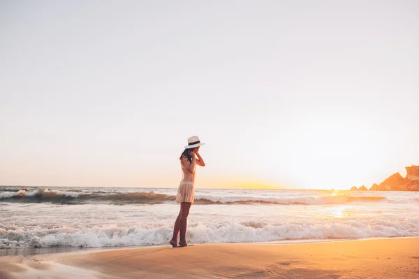 Nő sétál, gyönyörű tengerpart mentén — Stock Fotó