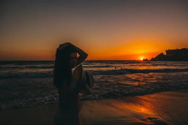 Silueta de chica al atardecer — Foto de Stock