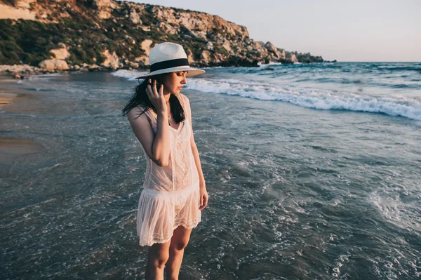 Mujer camina a lo largo de hermosa costa — Foto de Stock