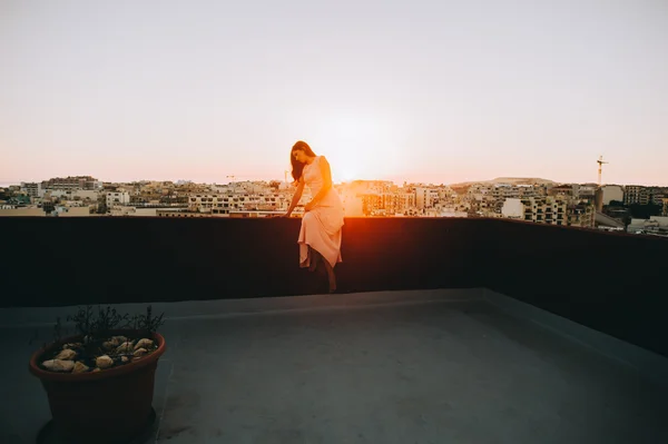 Brünette Frau im weißen Abendkleid — Stockfoto