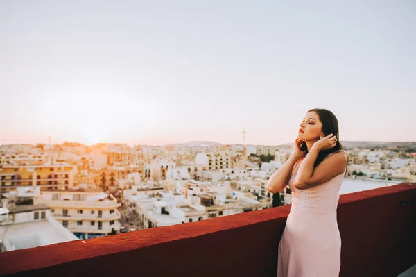 Mulher morena em um vestido de noite branco — Fotografia de Stock