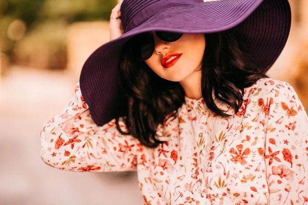 Menina da moda em um chapéu grande — Fotografia de Stock