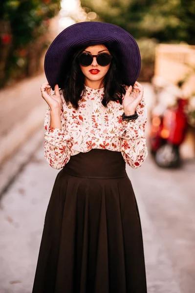 큰 모자에서 패션 소녀 — 스톡 사진