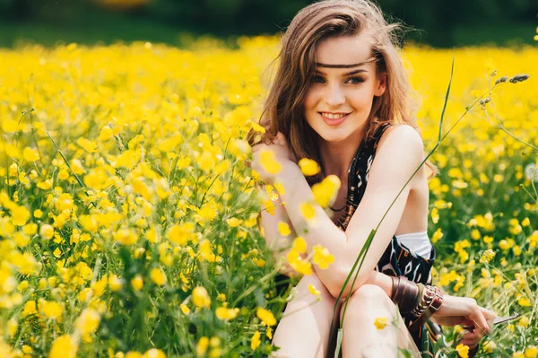 Beautiful brunette girl — Stock Photo, Image