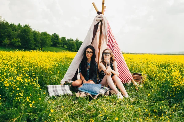 Deux belles filles hippie — Photo