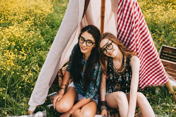 Duas belas meninas hippies — Fotografia de Stock