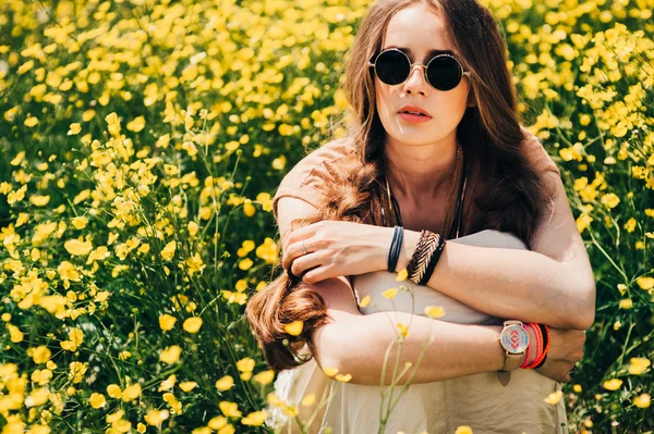 Romantische hippie meisje op een veld — Stockfoto