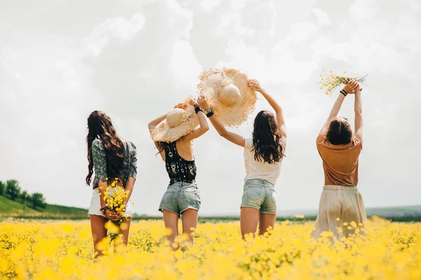 Fyra vackra hippie flickor — Stockfoto