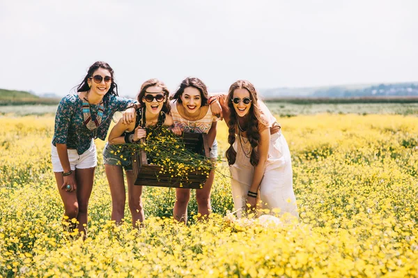 Vier prachtige hippie meisjes — Stockfoto