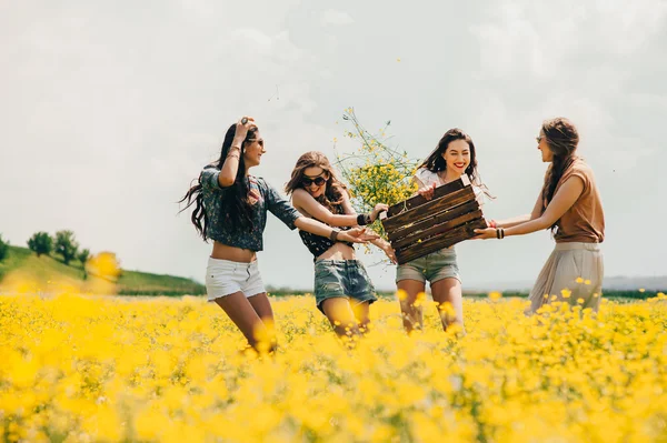 Cztery dziewczyny pięknie hippie — Zdjęcie stockowe