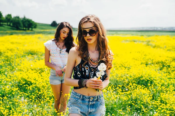 Dos hermosas chicas hippies — Foto de Stock