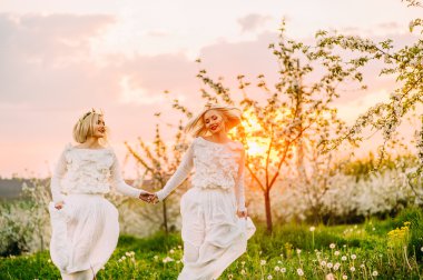 İki ikiz kardeşler bir kiraz çiçeği