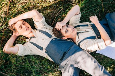 İki ikiz kardeşler