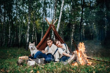 bir kamp ateşi etrafında oturan iki ikiz kardeşler