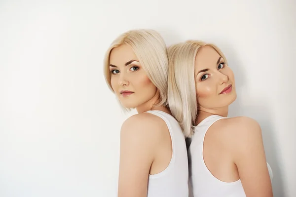 Irmãs gêmeas juntas — Fotografia de Stock