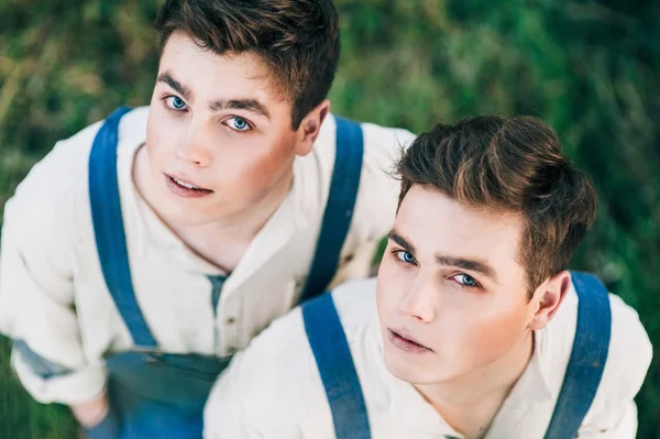 Two twin brothers — Stock Photo, Image