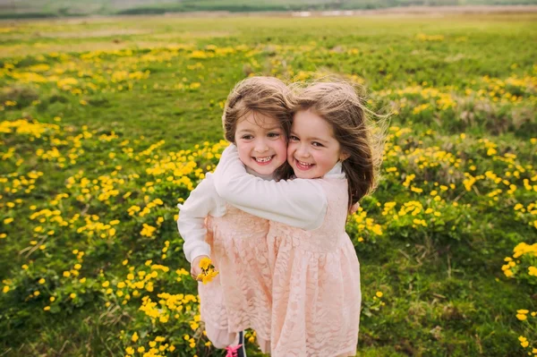 Schattig tweeling zussen — Stockfoto