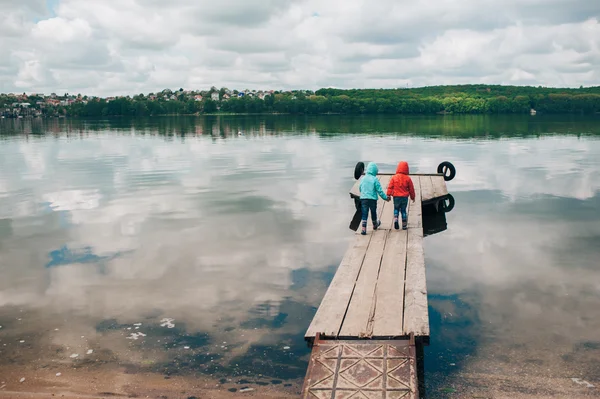 Hermanas gemelas en muelle de madera —  Fotos de Stock