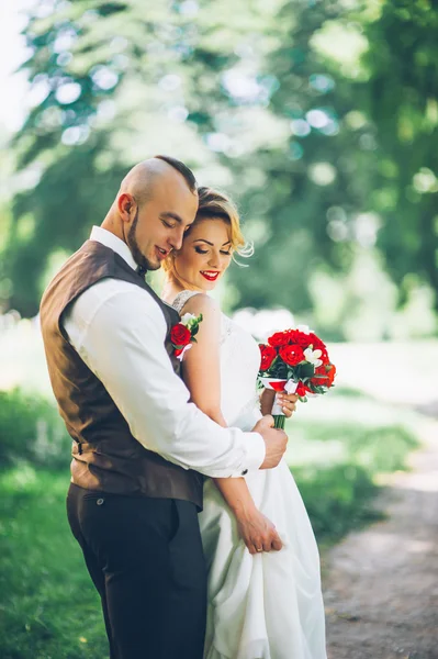 Gelukkige bruid en groomin bos — Stockfoto