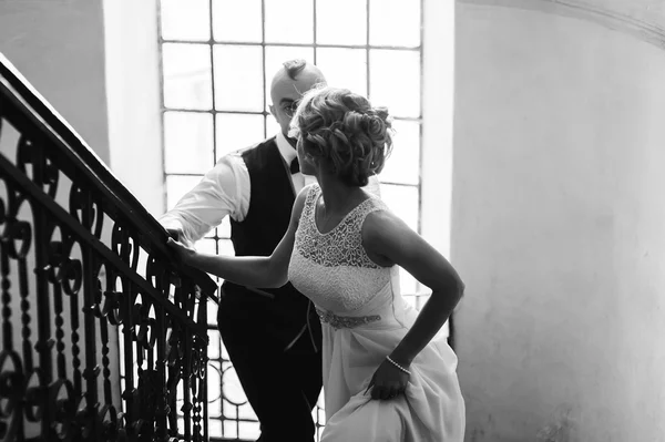 Sposa e sposo in una casa accogliente — Foto Stock