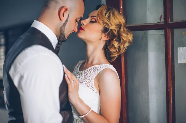 Bonito jovem casal — Fotografia de Stock