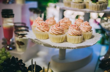 bir parti için tatlı tablosu